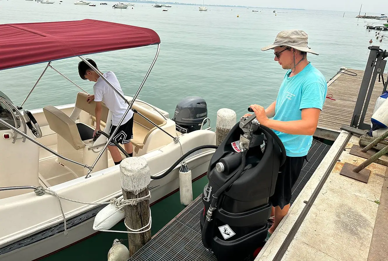 Contenedor móvil 110 litros para gasolina con bomba giratoria manual – Emilcaddy® 110